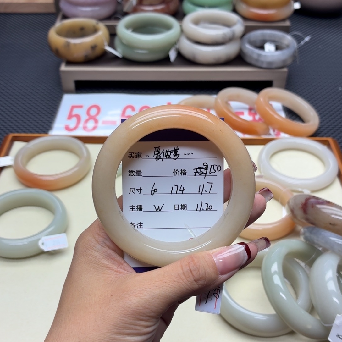 …***。石英质玉未镶嵌手镯