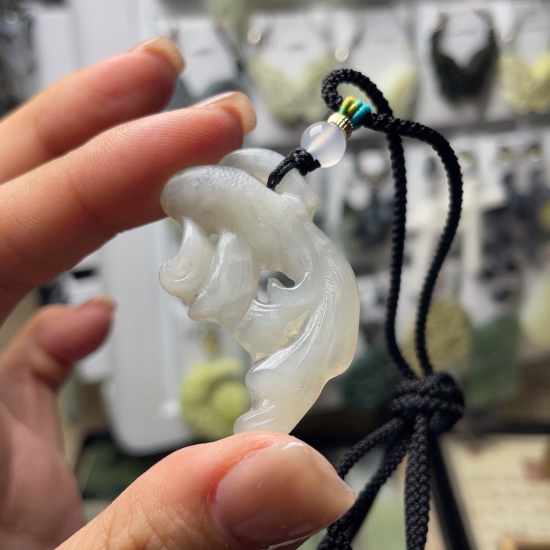 岫玉颈饰未镶嵌鱼