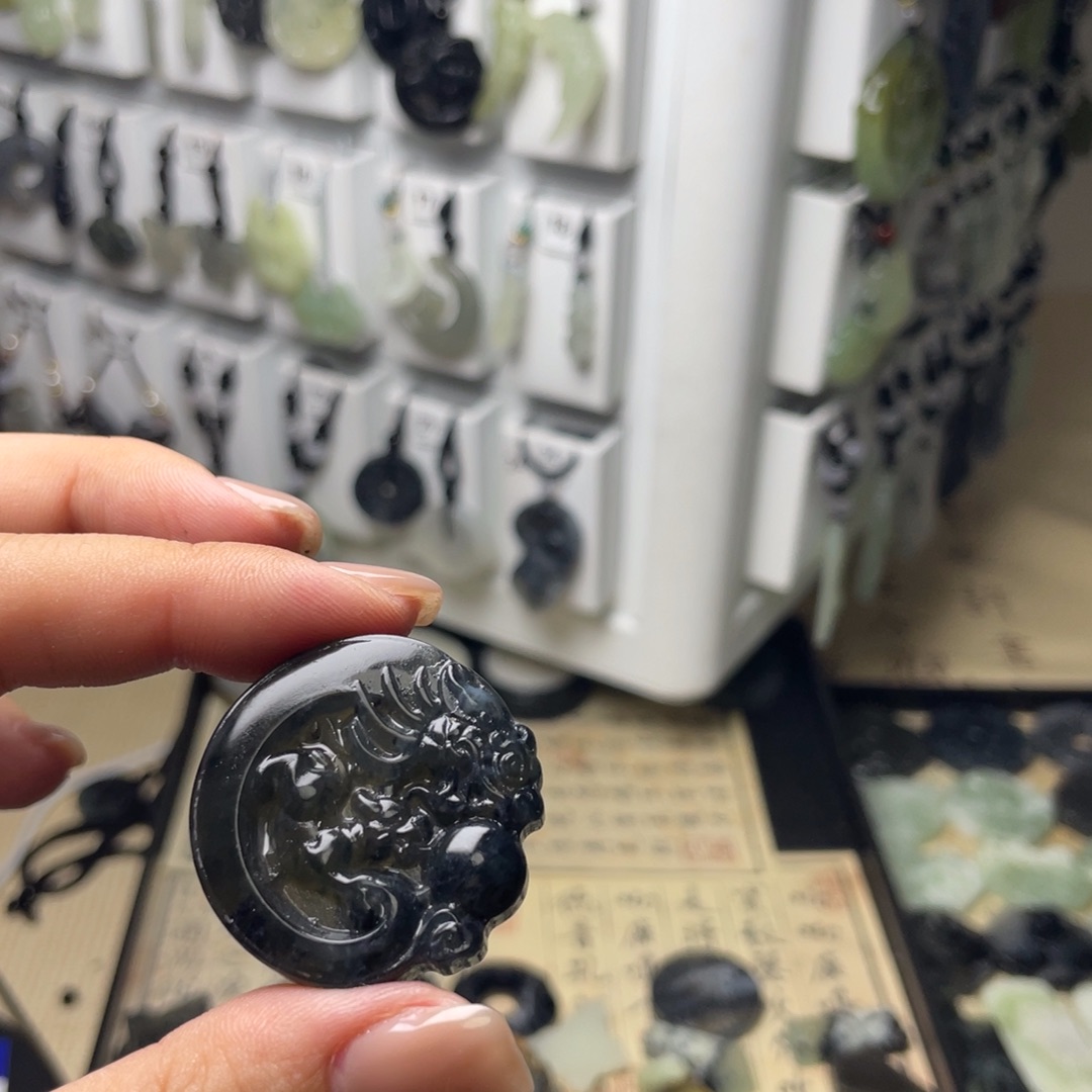 岫玉颈饰未镶嵌如***?龙