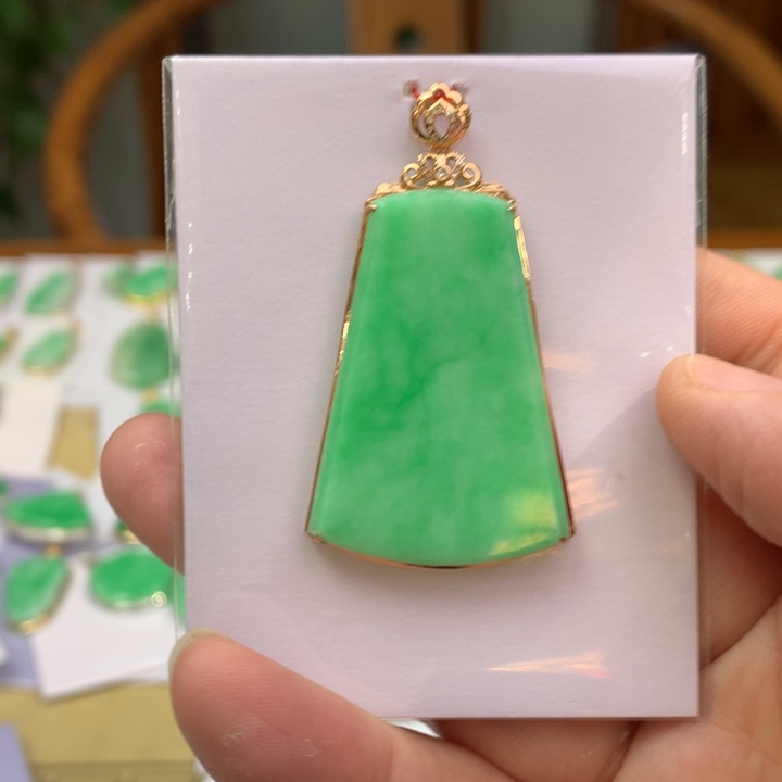 翡翠18K金镶嵌颈饰翡翠吊坠