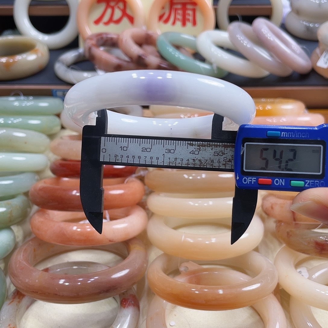 未镶嵌手镯石英岩玉