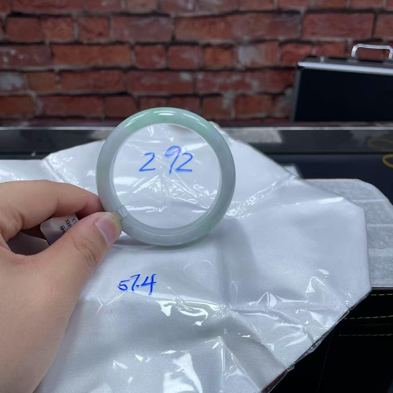 毛货手镯需精细抛光/292