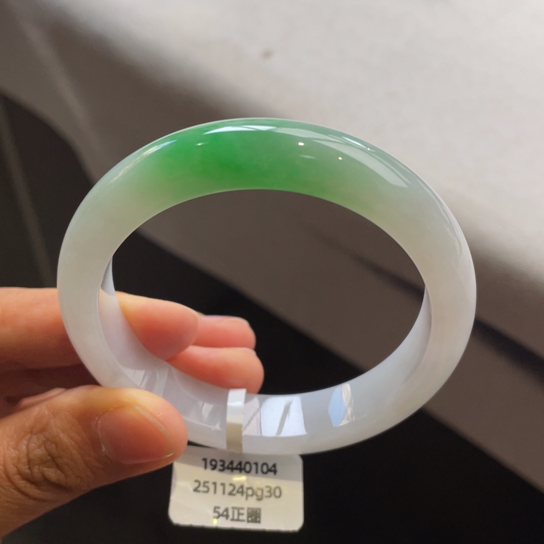翡翠未镶嵌手镯白底青手镯【强推】有纹