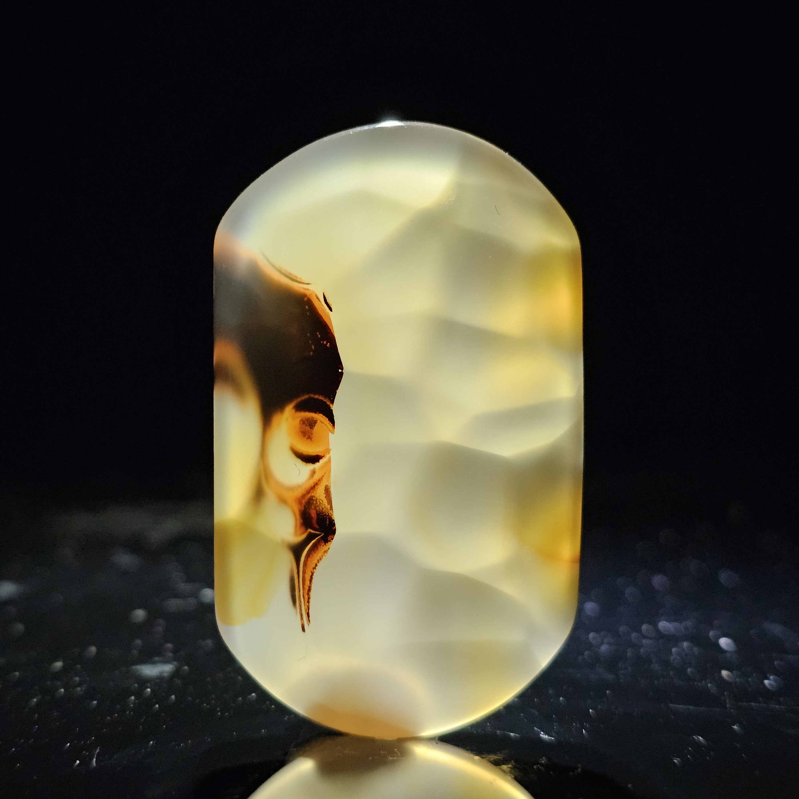 象形图案方牌颈饰