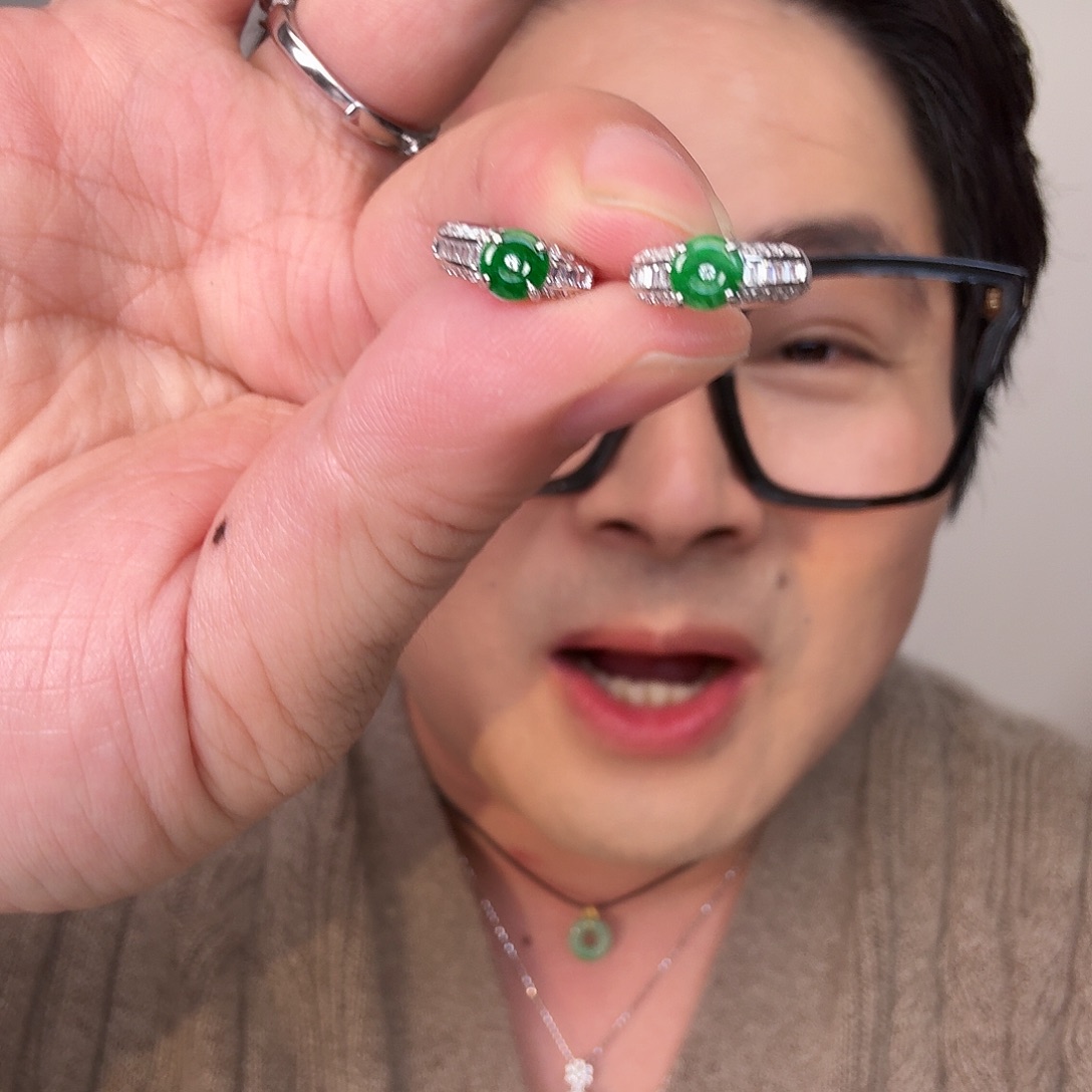翡翠未镶嵌颈饰一对