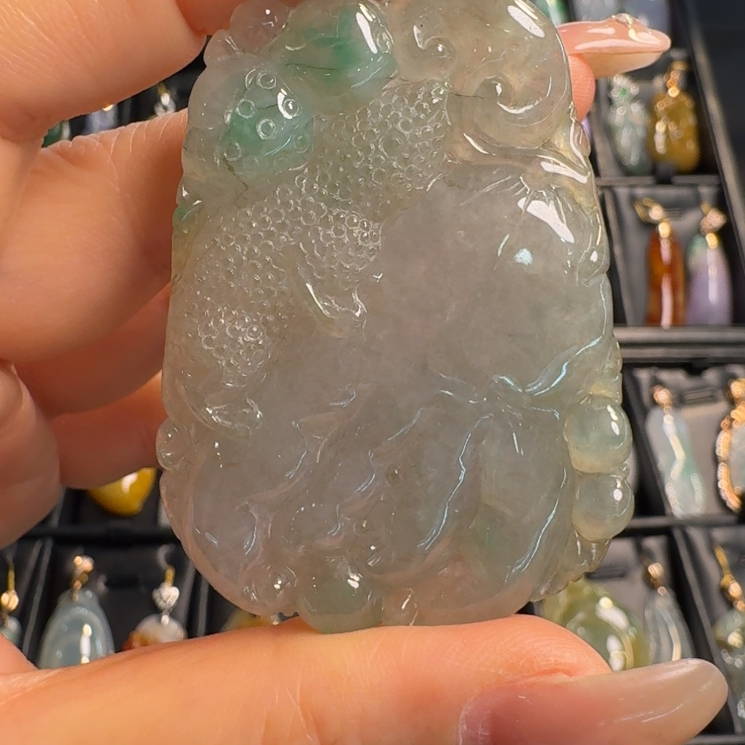 翡翠未镶嵌颈饰佛手瓜