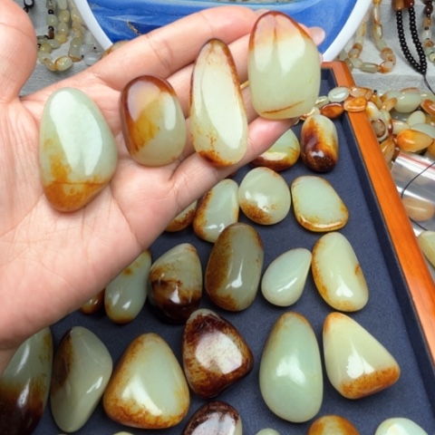 和田玉颈饰未镶嵌龙*