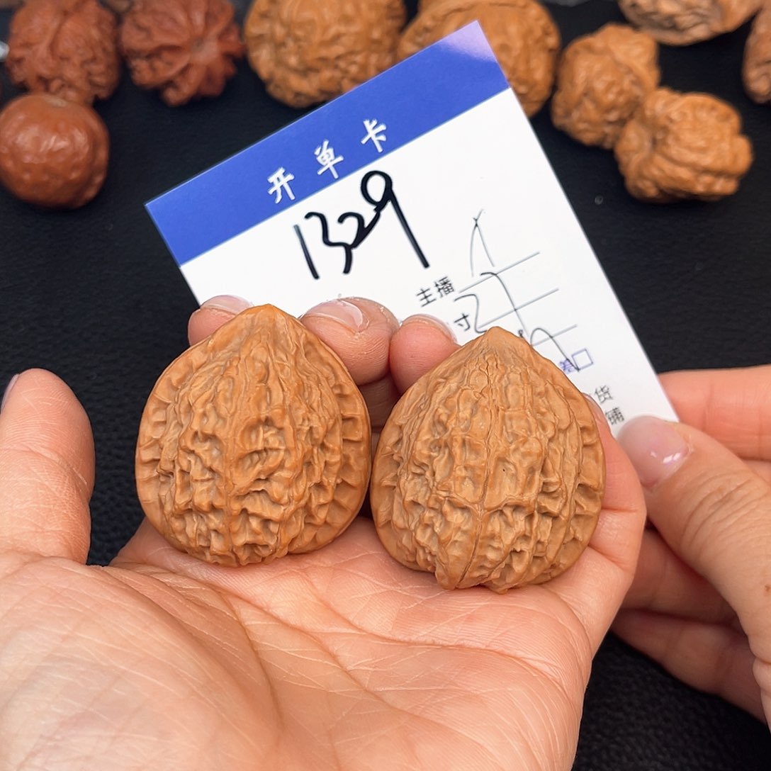 文玩核桃吊坠金牛37尺。 1329