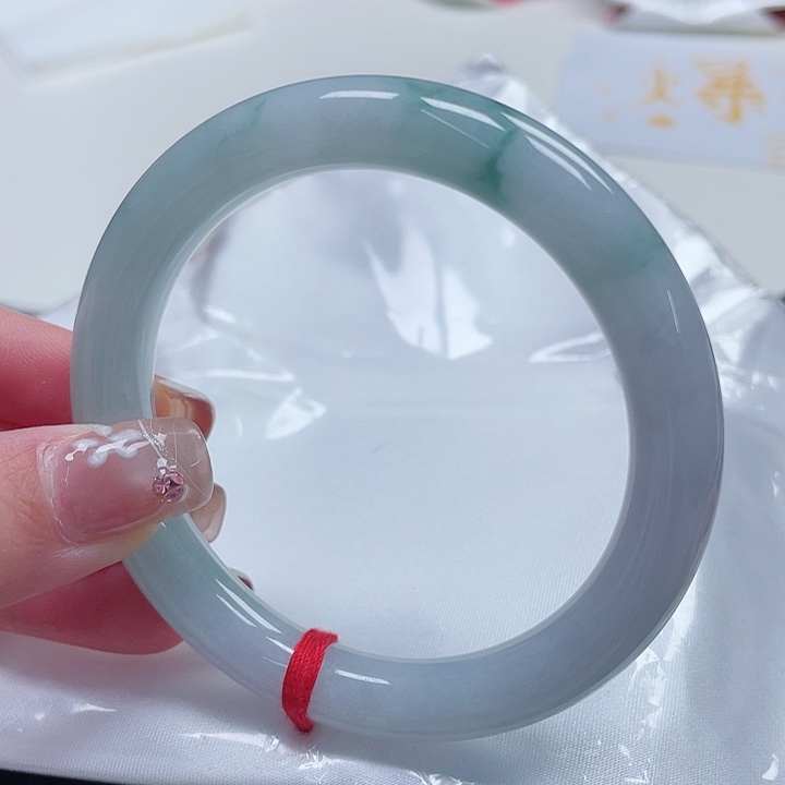 翡翠手镯未镶嵌缅甸