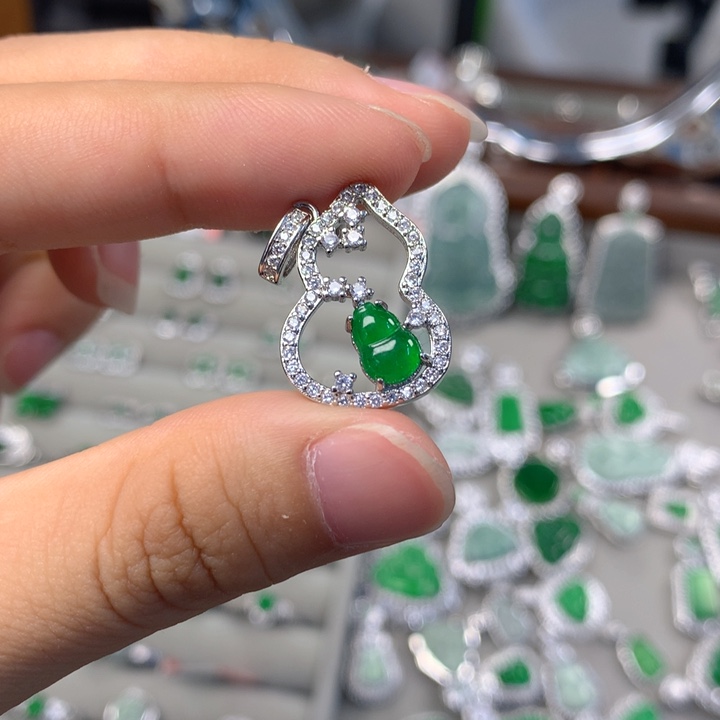 翡翠未镶嵌颈饰吊坠