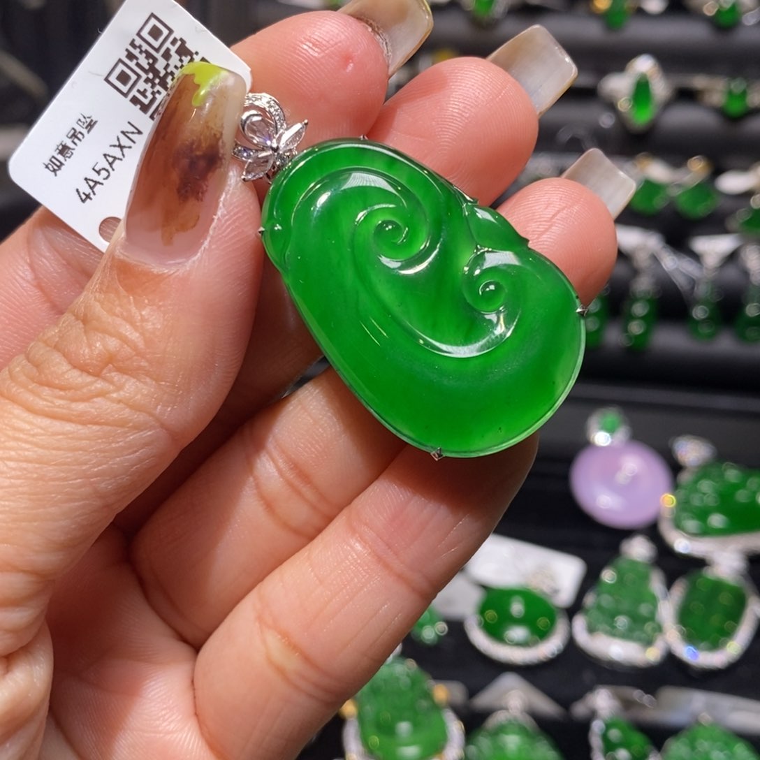 翡翠颈饰18K金镶嵌如意吊坠