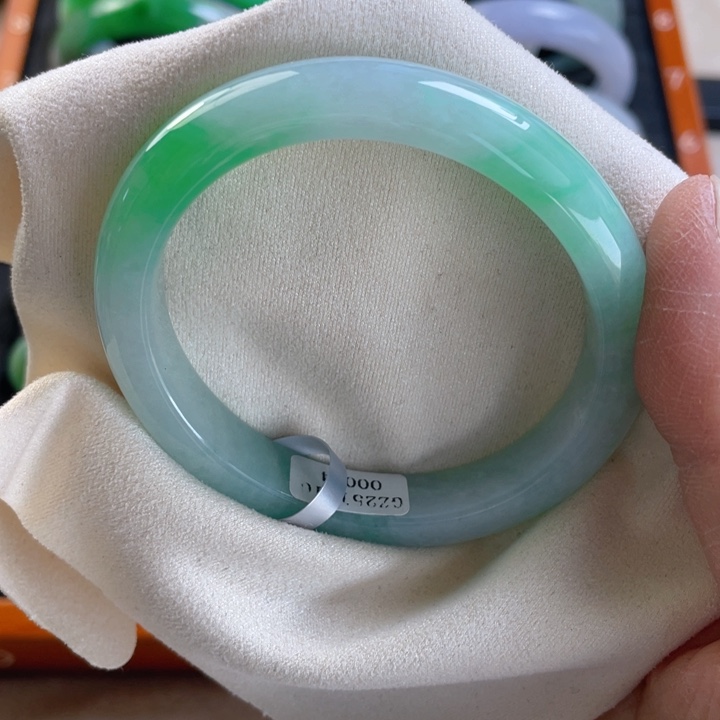 翡翠未镶嵌手镯（贵妃镯）缅甸翡翠