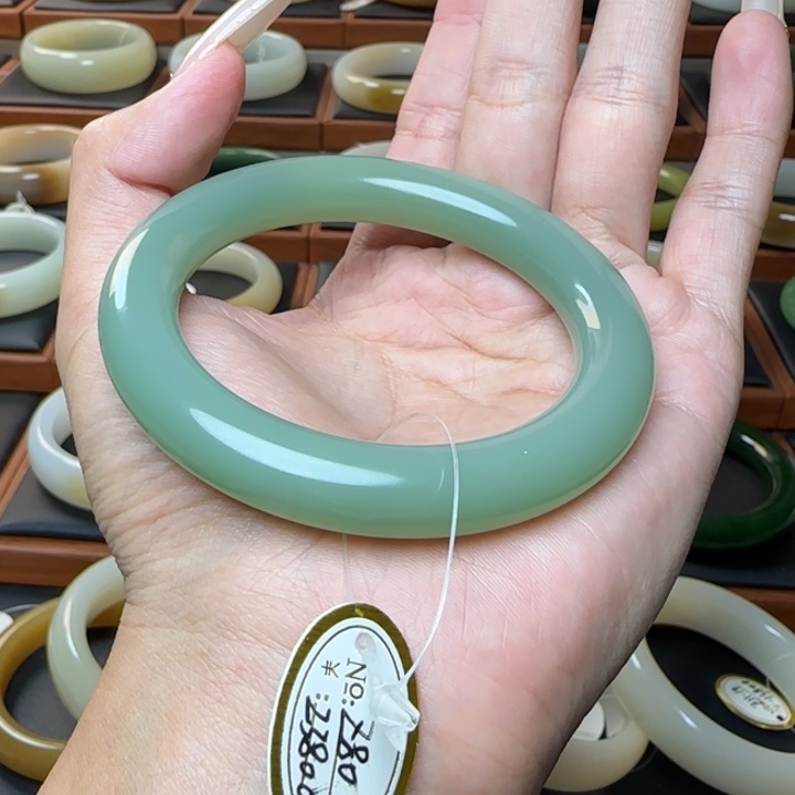 范***宝和田玉未镶嵌手镯