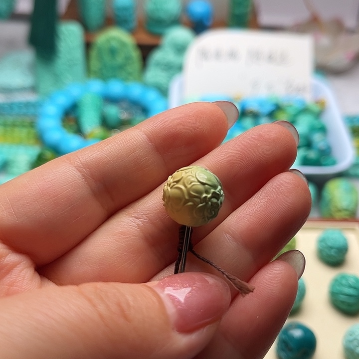 精工雕刻牡丹珠特色