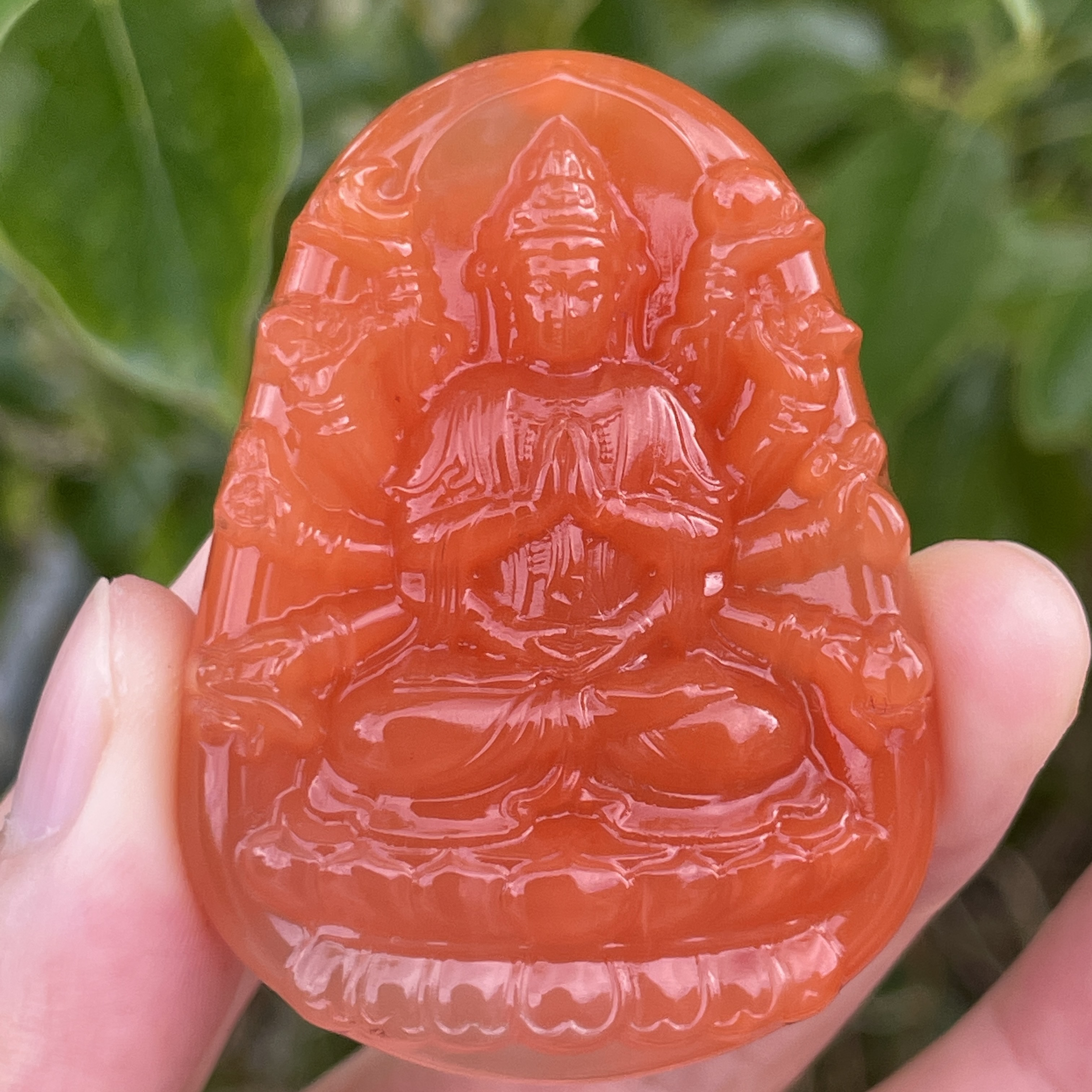 精品保山南红千手观音吊坠，颜色红润，精工雕刻，尺寸41.5x56x12mm