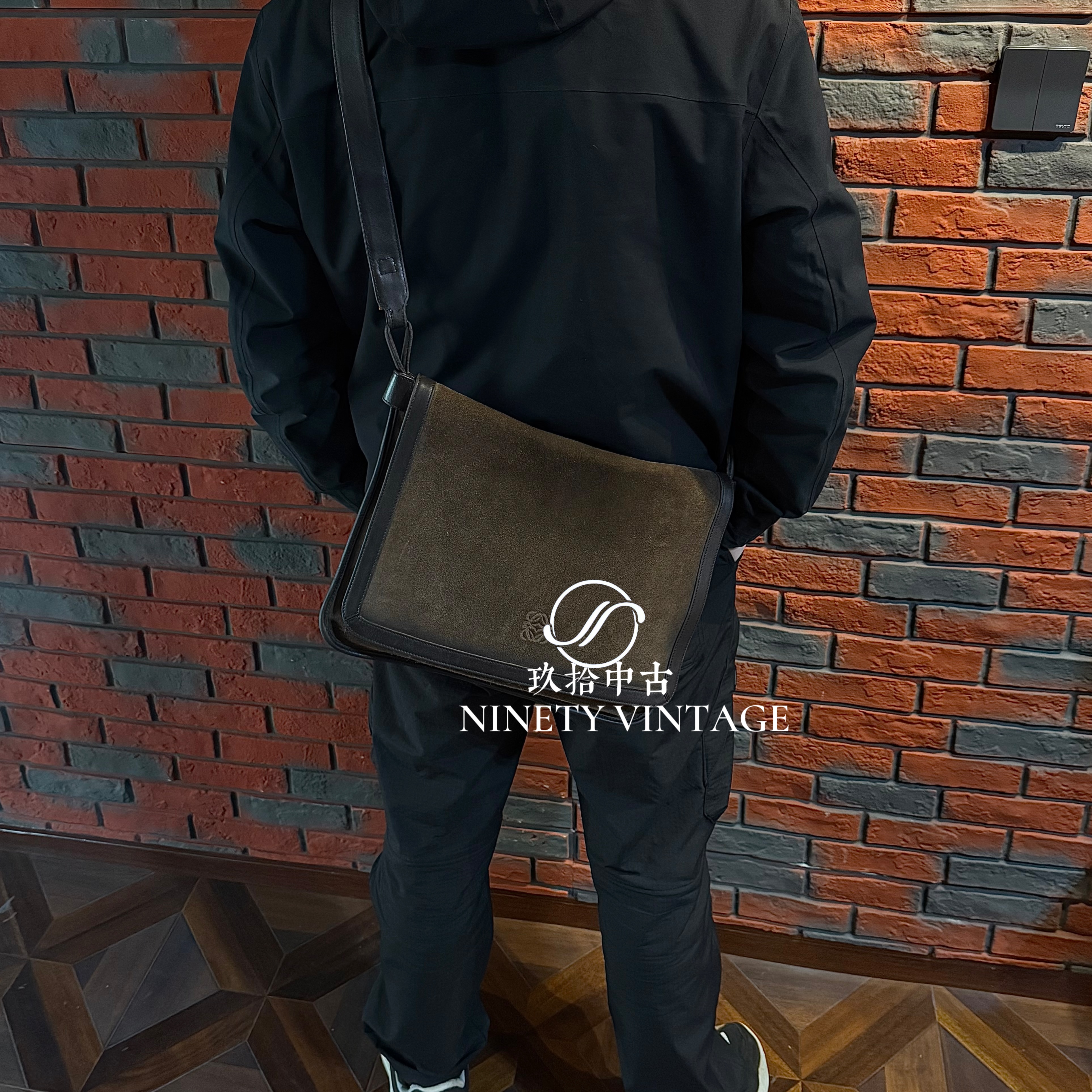 95新 LOEWE/罗意威 棕褐色 单肩斜挎时尚翻盖邮差 男士包