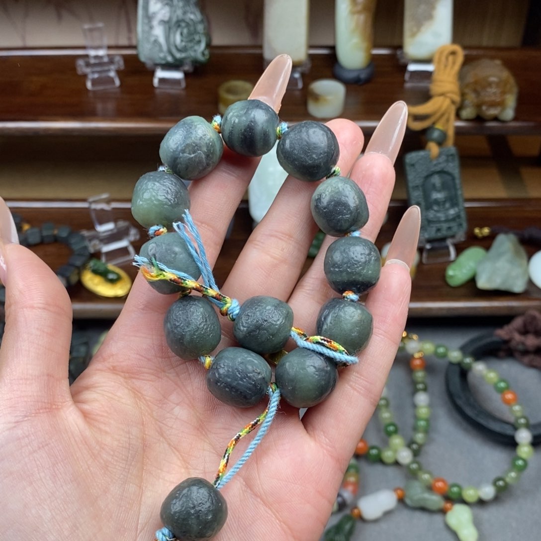 和田玉颈饰未镶嵌故*?