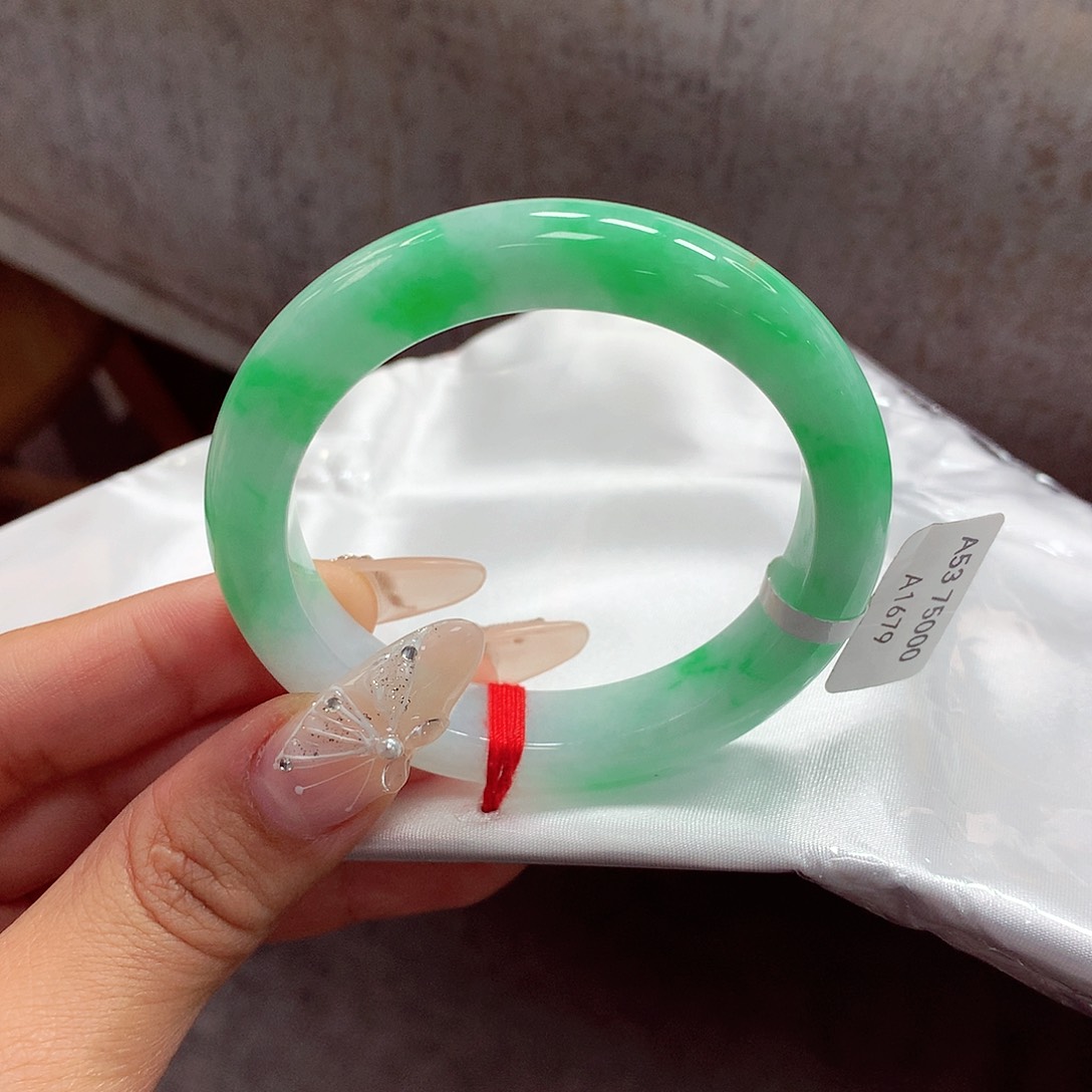 翡翠手镯未镶嵌（64号）有纹66