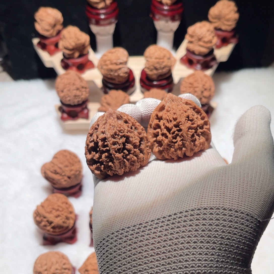 文玩核桃吊坠红皮三角满天星核桃尺寸44