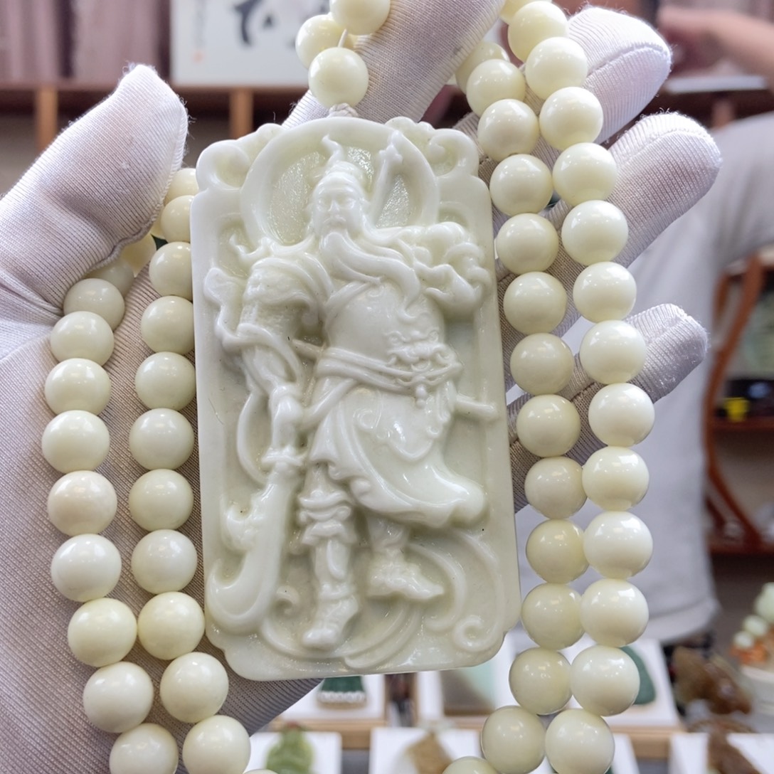 蛇纹石玉未镶嵌关公牌