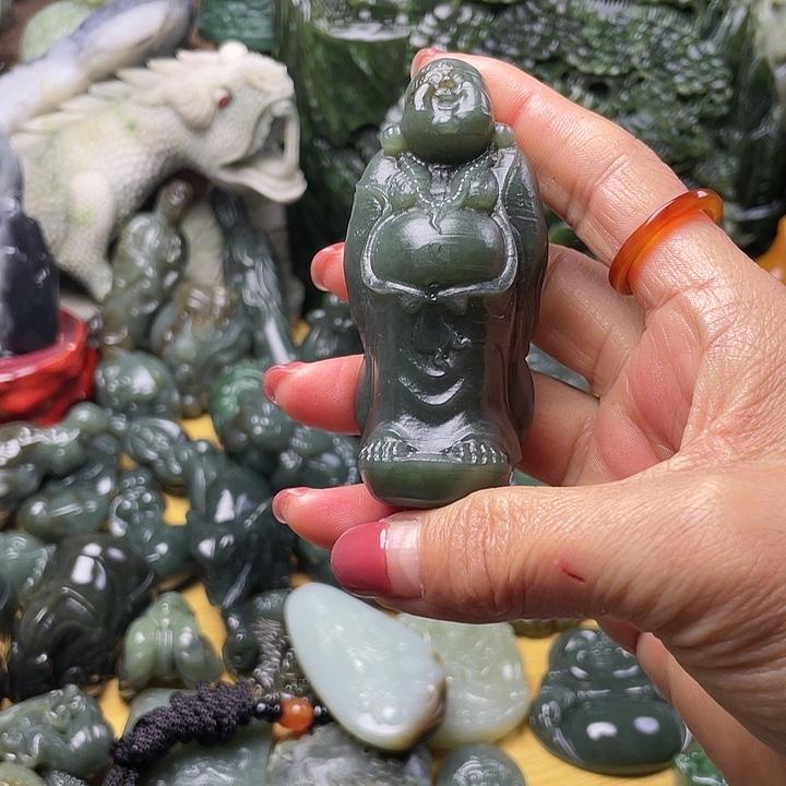 大***.和田玉未镶嵌颈饰