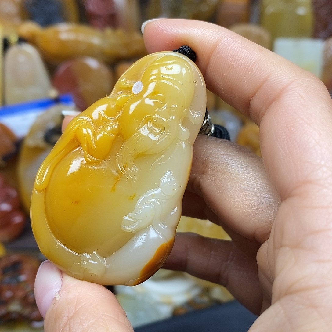石英质玉（黄龙玉）颈饰未镶嵌