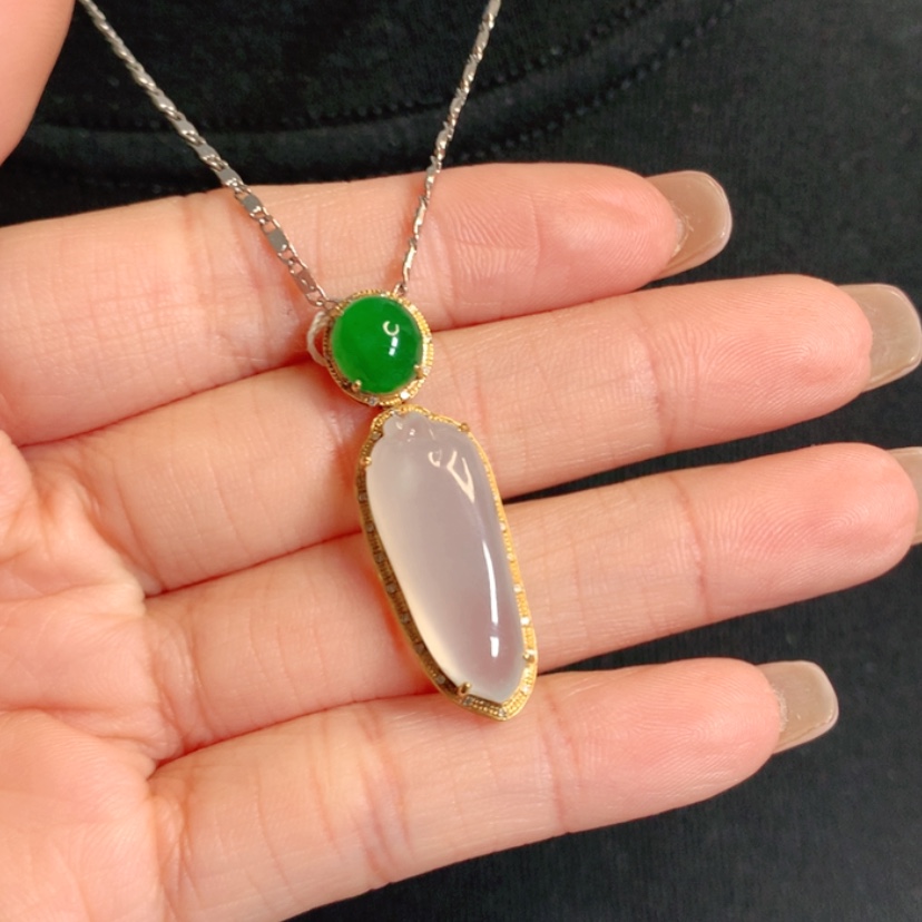 【闪购商品】颈饰18K金镶嵌翡翠福瓜