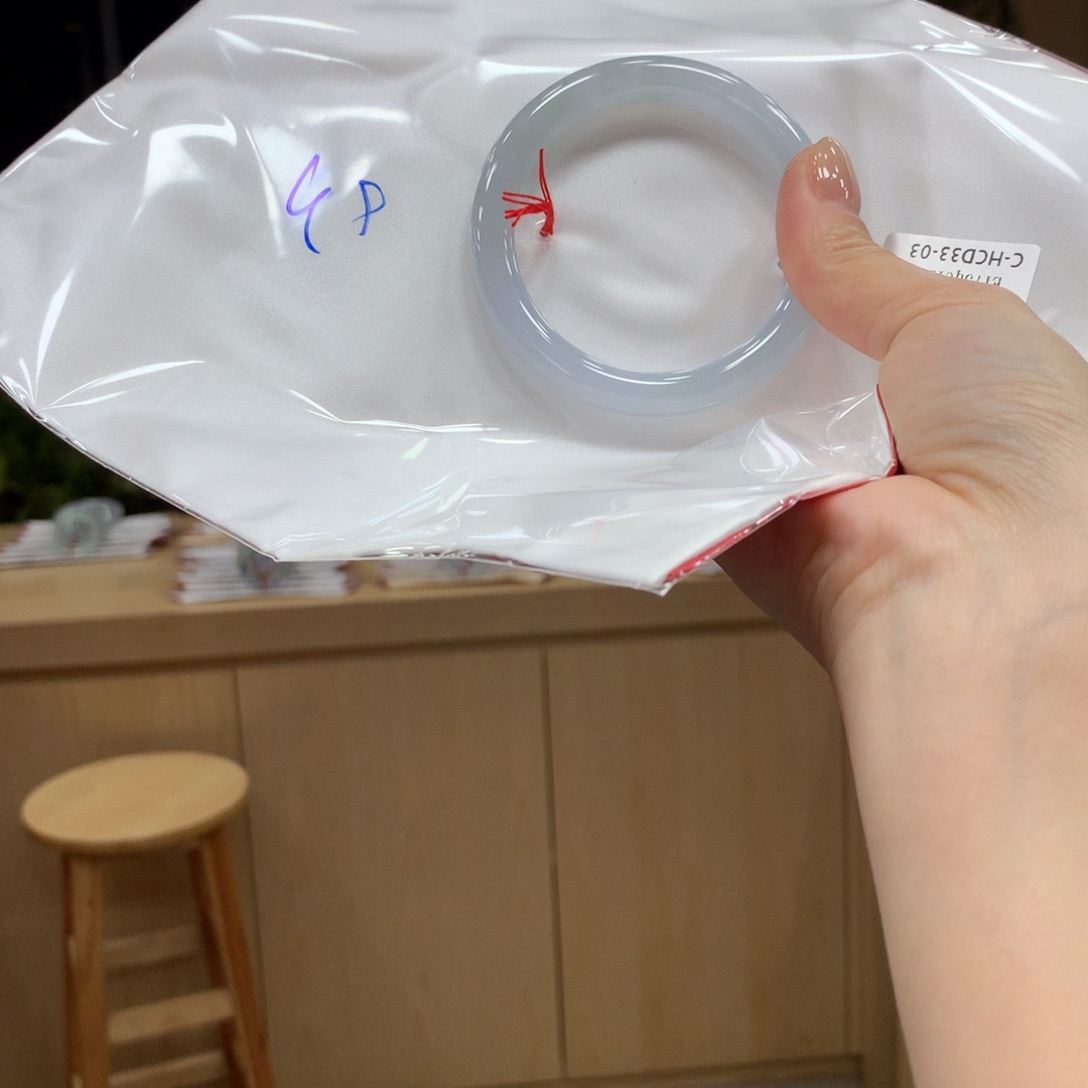 翡翠手镯未镶嵌不退不换