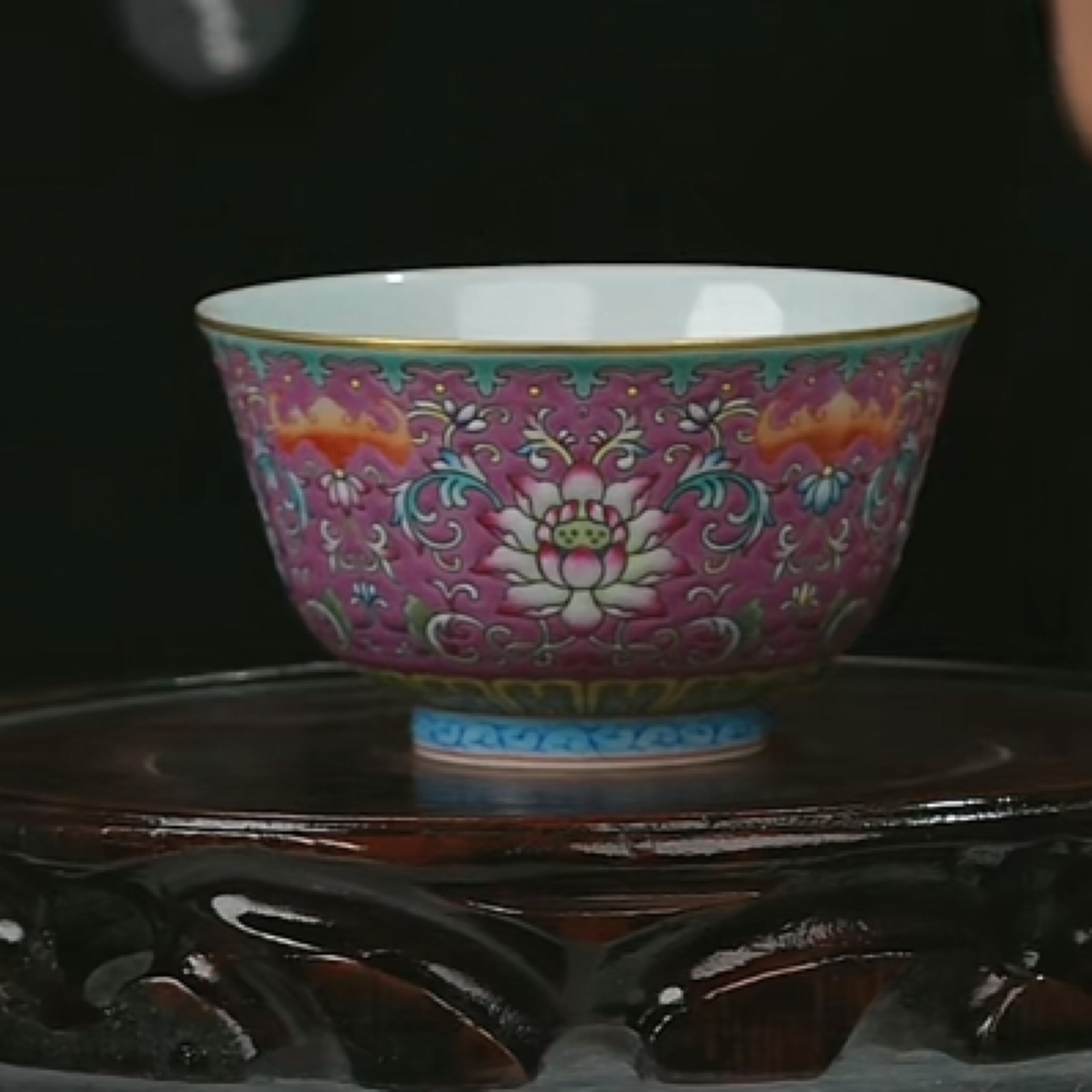 Y胭脂红地粉彩缠枝莲纹杯