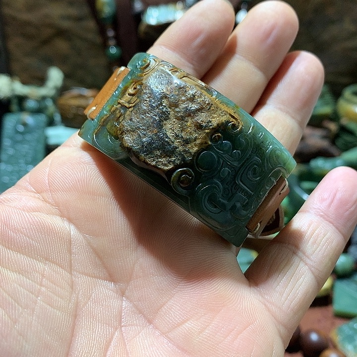未镶嵌岫岩河磨玉（透闪石质玉）挂件