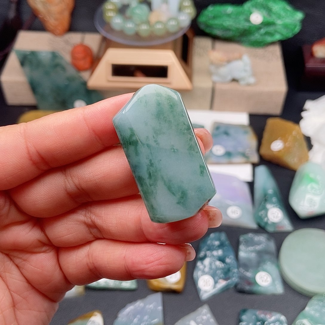 翡翠颈饰未镶嵌翡翠