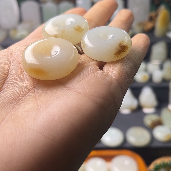 和田玉（糖玉）未镶嵌车挂其中一件