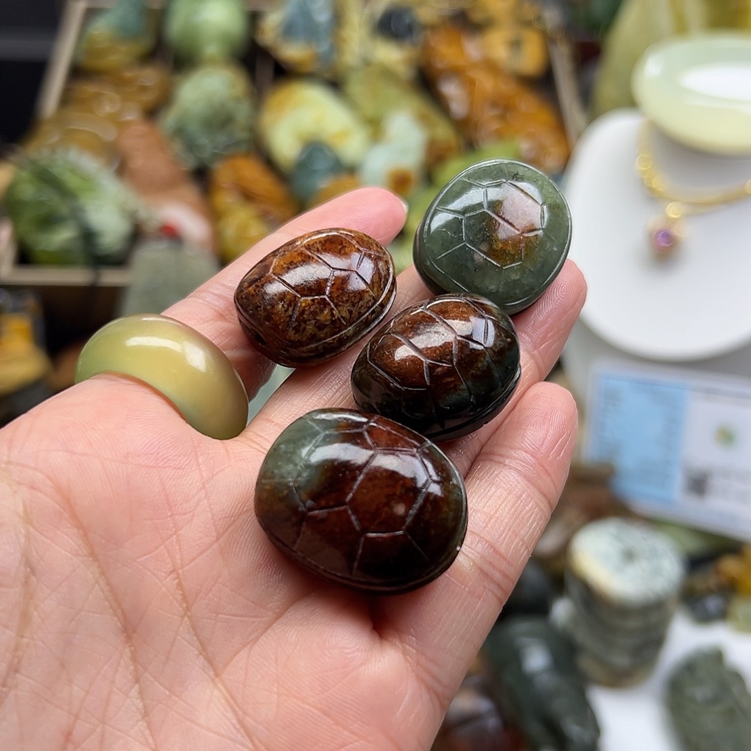 岫岩河磨玉（透闪石质玉）未镶嵌颈饰河磨玉富甲单个价位