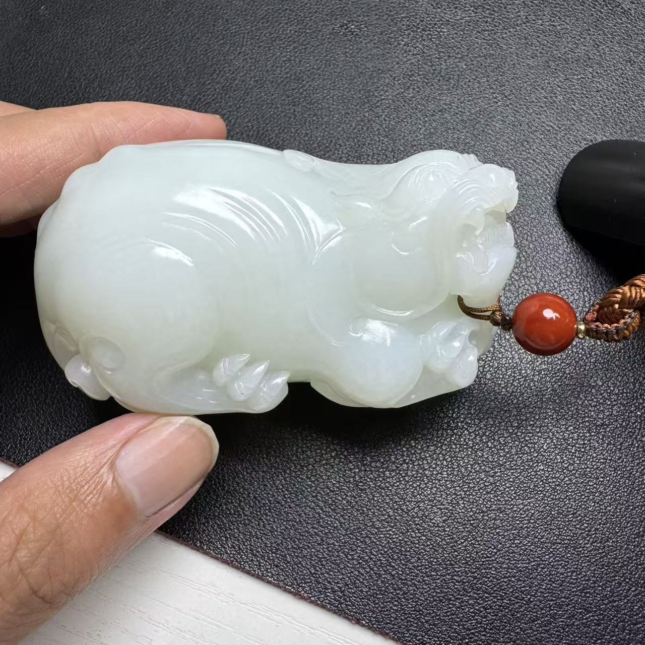 和田玉白玉貔貅手把件，料子油性好细度好白度好