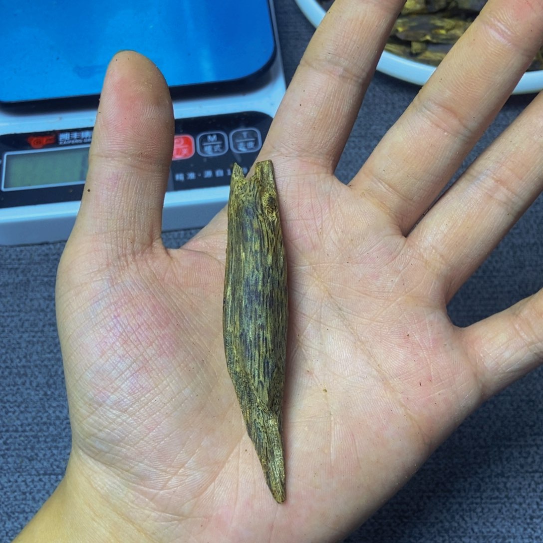 秦***韵沉香沉香碎屑绿棋楠透顶绿虫眼小胖子6克一年6月料