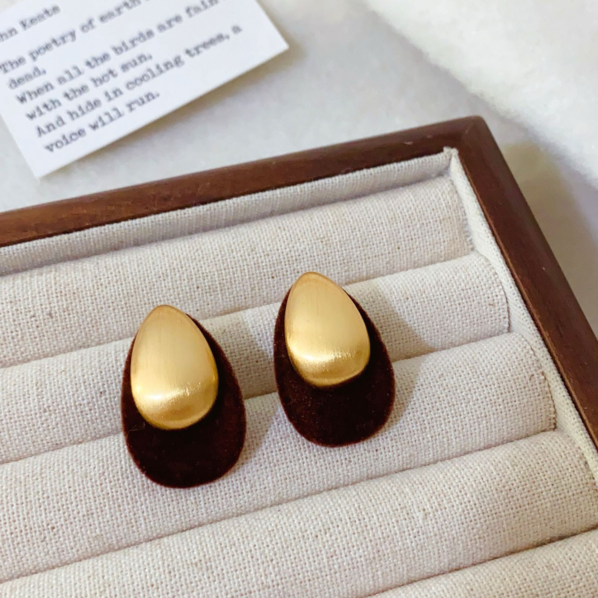 铜合金耳饰 铜镀真金港风哑光拉丝植绒水滴形耳钉女新款气质耳