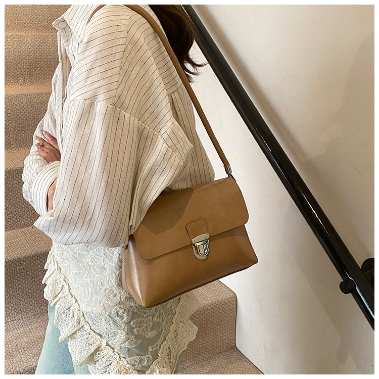 高级感腋下包包女款2025新款流行春休闲百搭单肩包通勤斜挎小方包