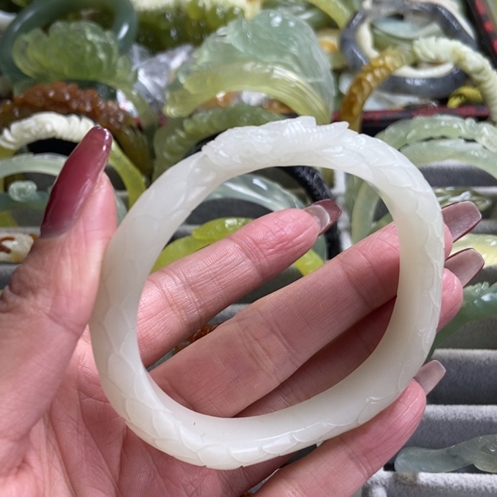 蛇纹石玉手镯未镶嵌