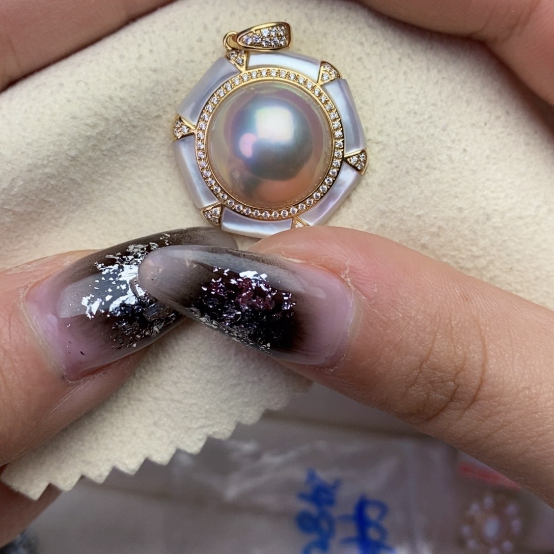 拼合珍珠（马贝珠）颈饰18K金镶嵌