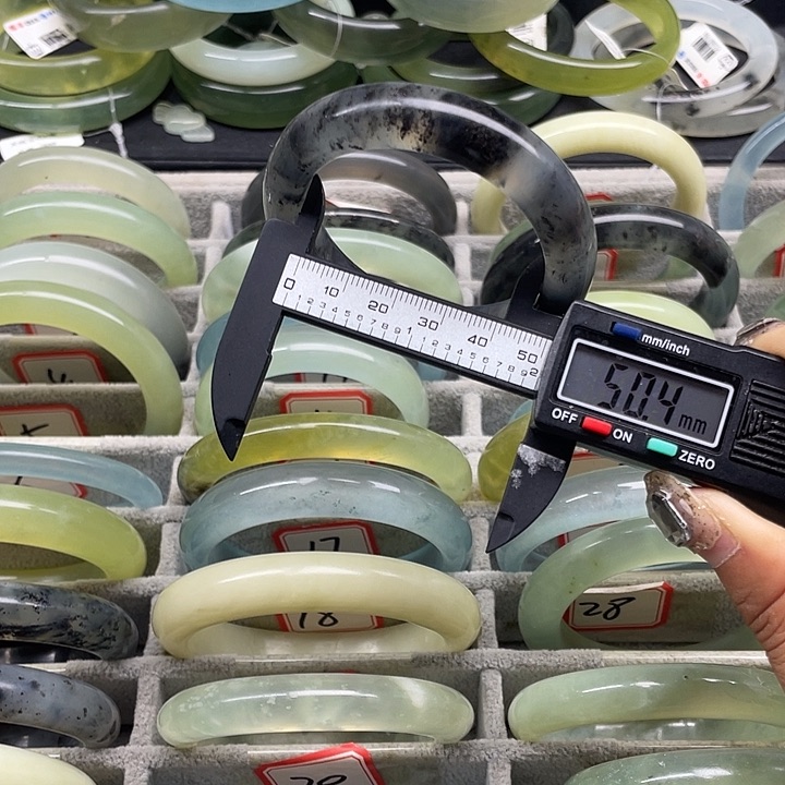 蛇纹石玉未镶嵌手镯3