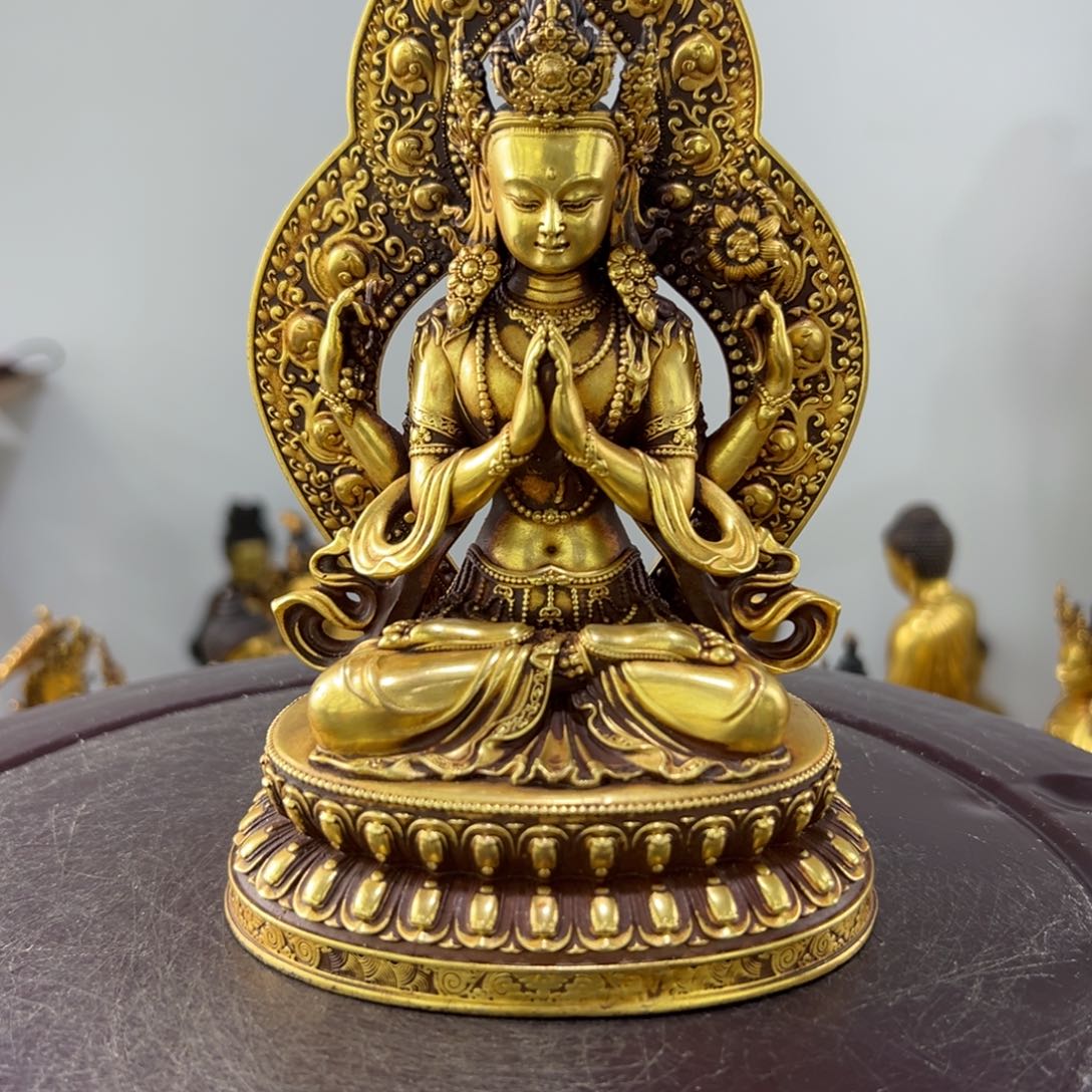 山**龙佛像的造型和造型