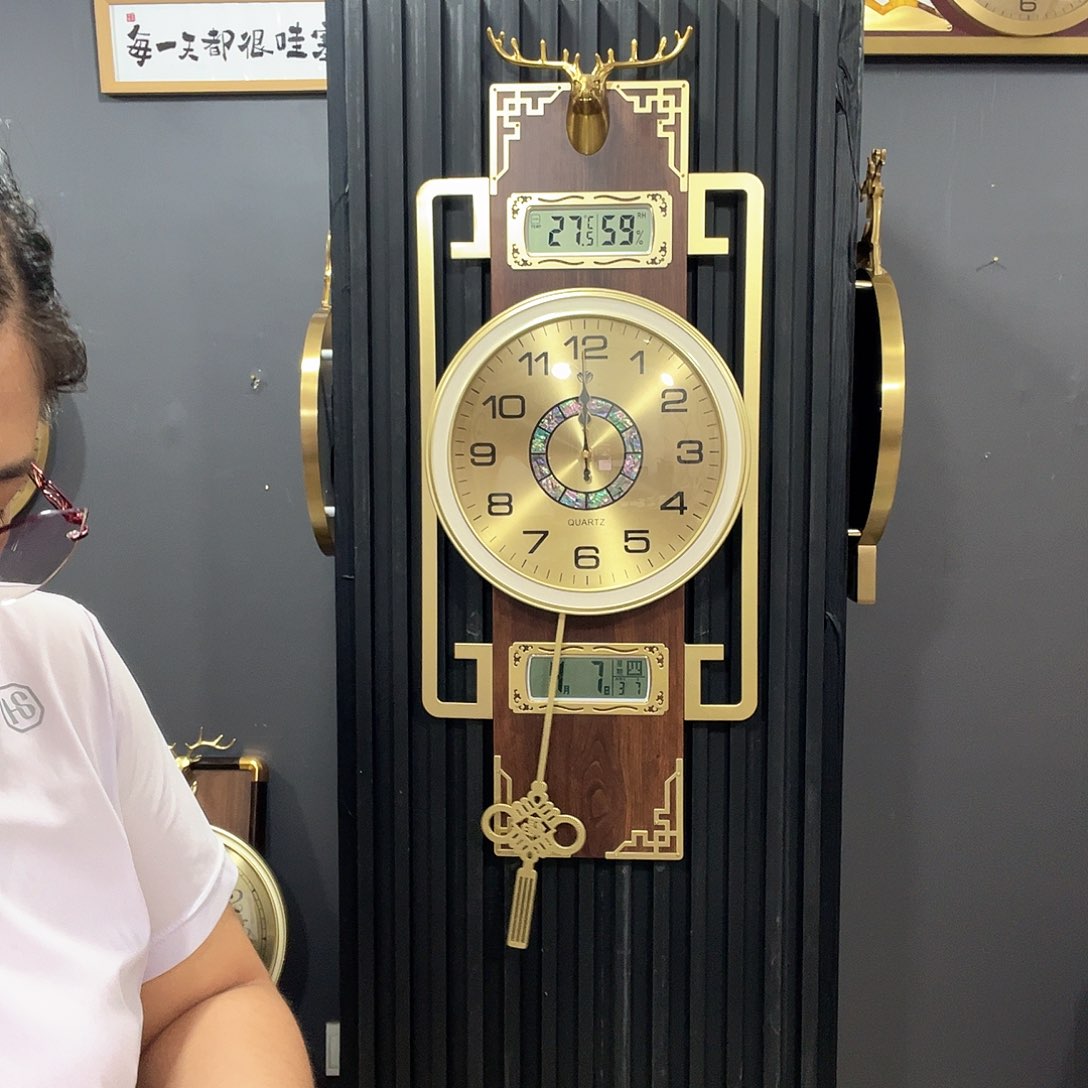 无框客厅的挂钟11111