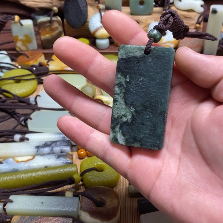 蛇纹石玉挂件未镶嵌