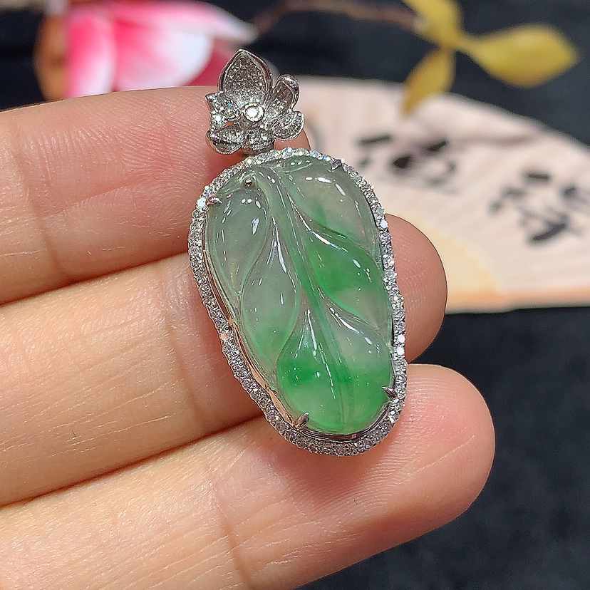 18k金天然A货翡翠飘绿树叶吊坠经典时尚气质百搭款