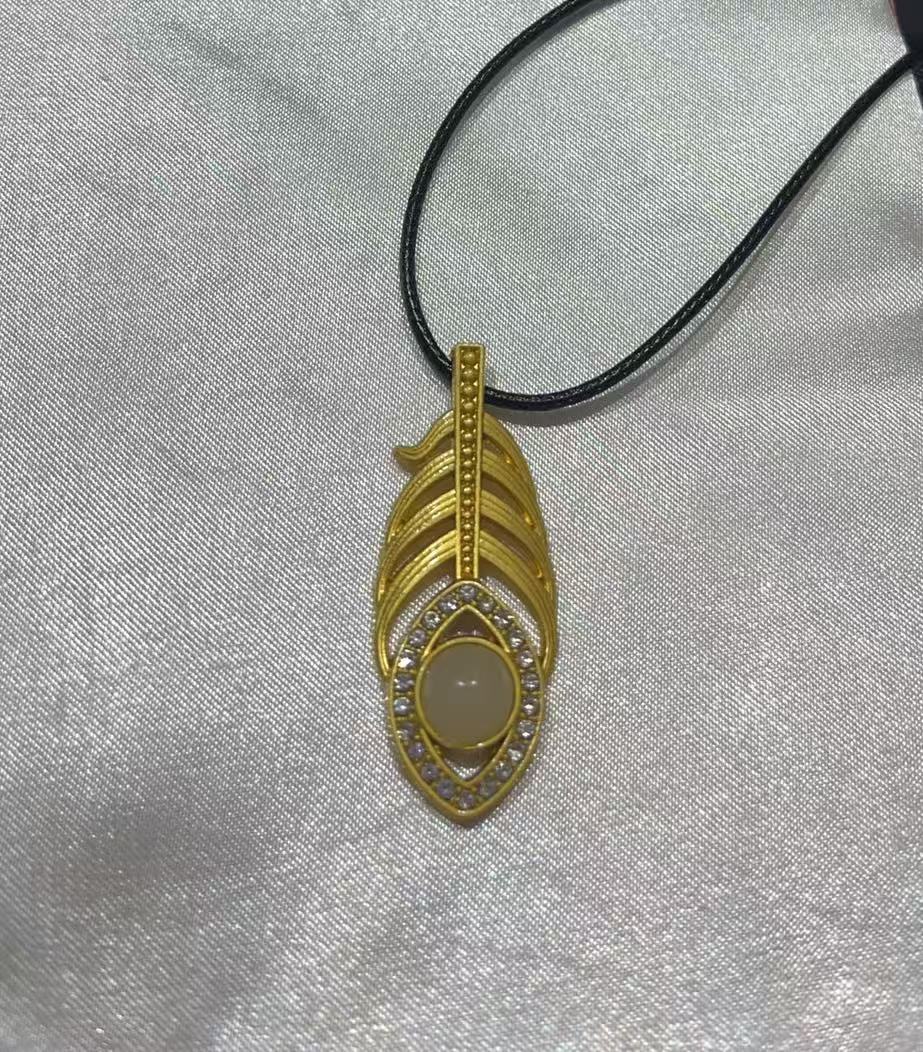 天然和田玉羽毛款吊坠