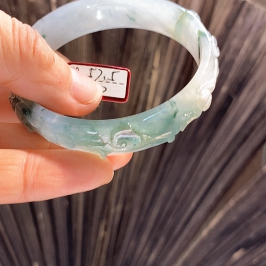 翡翠未镶嵌颈饰Wruopuo