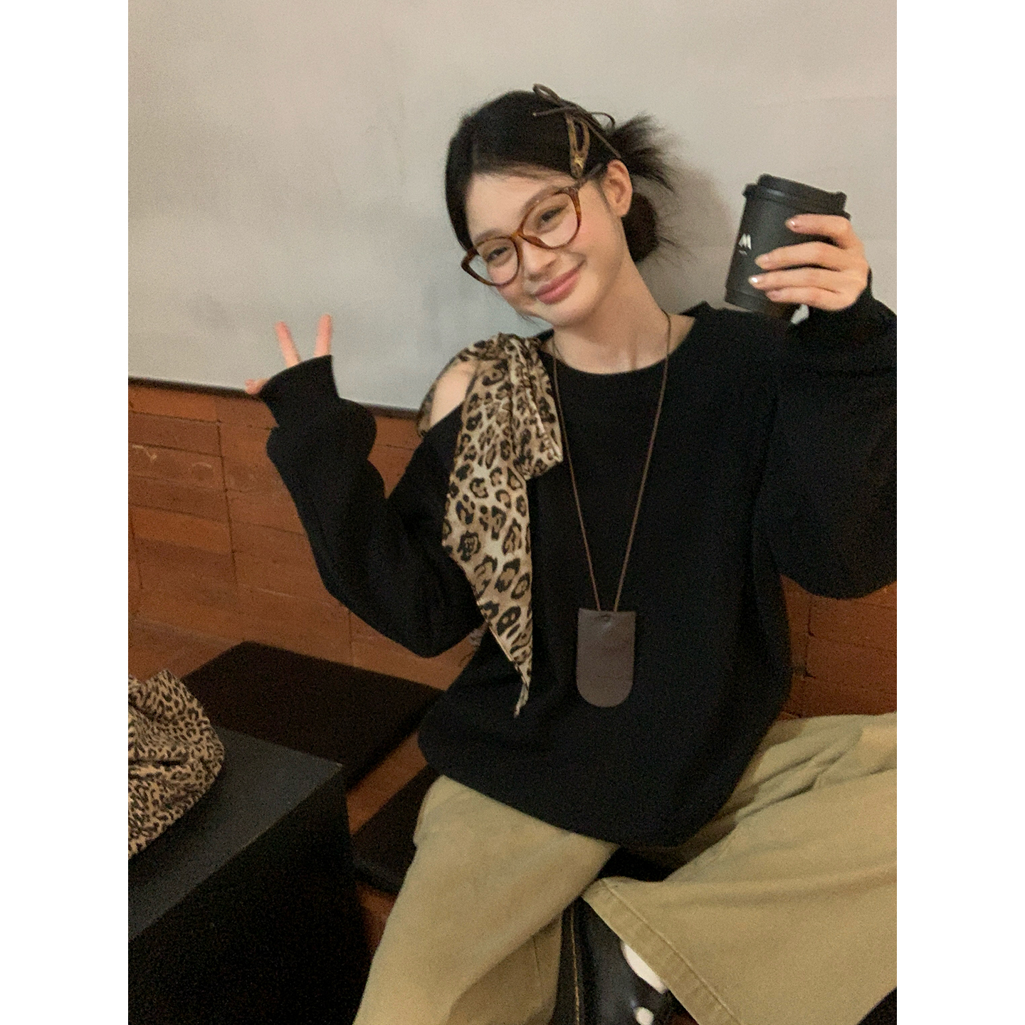 宋正恩12/15 10:00AM【豹纹丝巾装饰黑色单边露肩卫衣】可ST2672