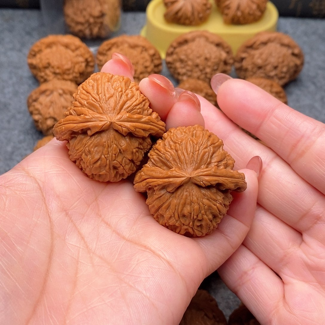 文玩核桃把件哈***王精品白狮子球白41全品