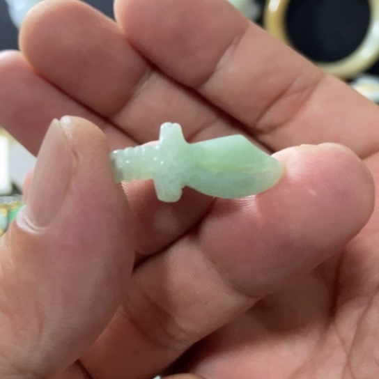 ****主翡翠未镶嵌颈饰刀