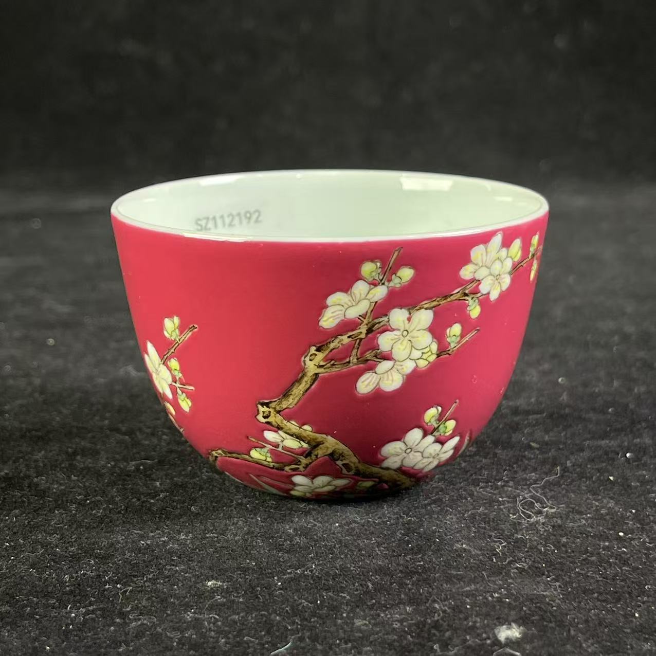 Y胭脂红地粉彩梅花纹卧足杯